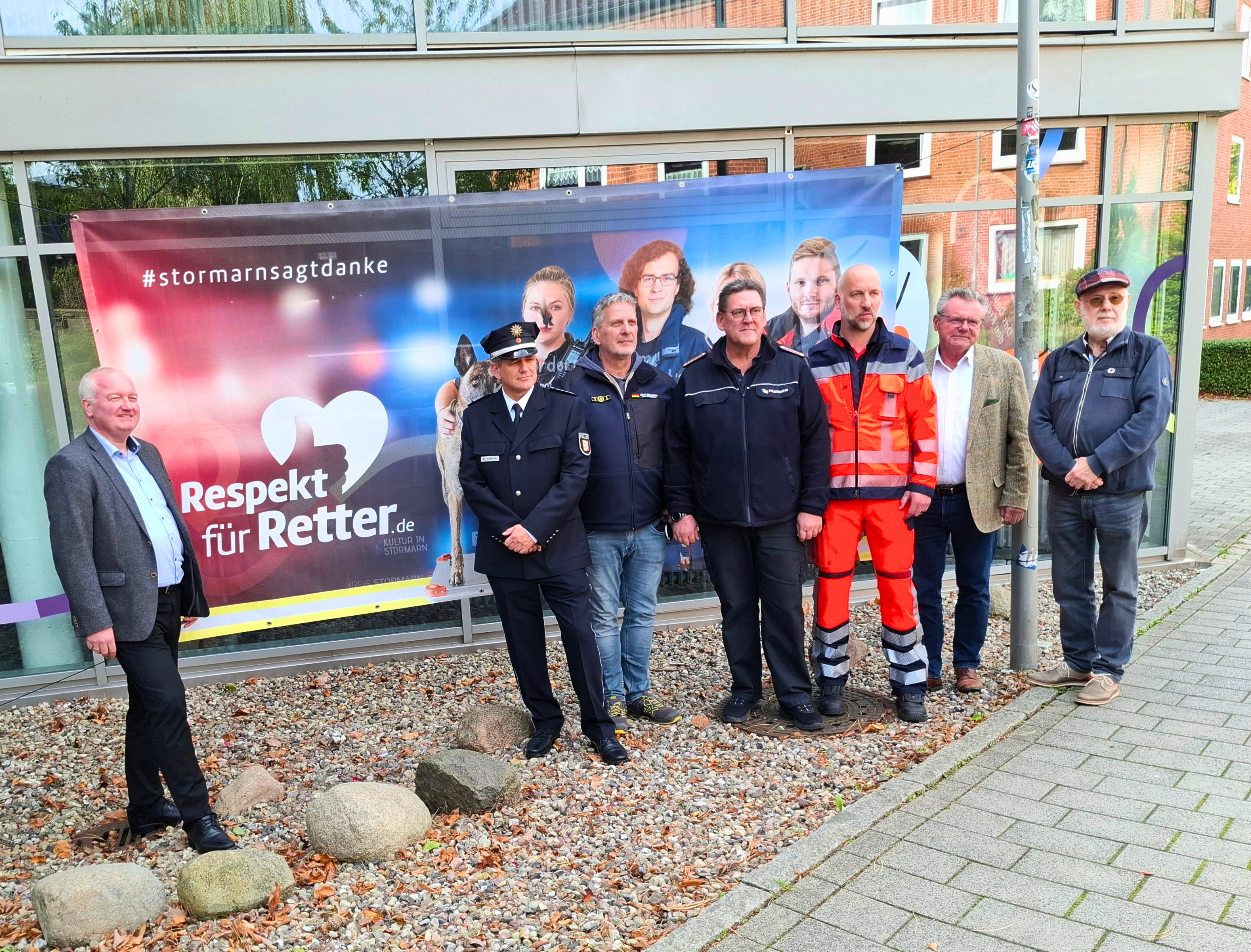 Landrat Dr. Henning Görtz (l.), Jörg Schumacher von der Bürger-Stiftung sowie Kreispräsident Hans-Werner Harmuth (v.r) stellten sich gemeinsam mit Vertretern der Blaulichtfamilie hinter die Kampagne Respekt für Retter